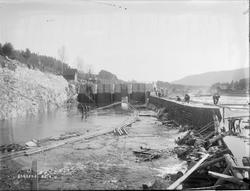 Midlertidige strukturer holder vannet tilbake mens det arbei