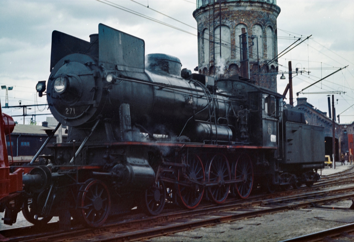 Damplokomotiv type 30a nr. 271 ved lokomotivstallen på Hamar stasjon. Lokomotivet er trukket frem i forbindelse Svenska Järnvägsklubbens besøk.