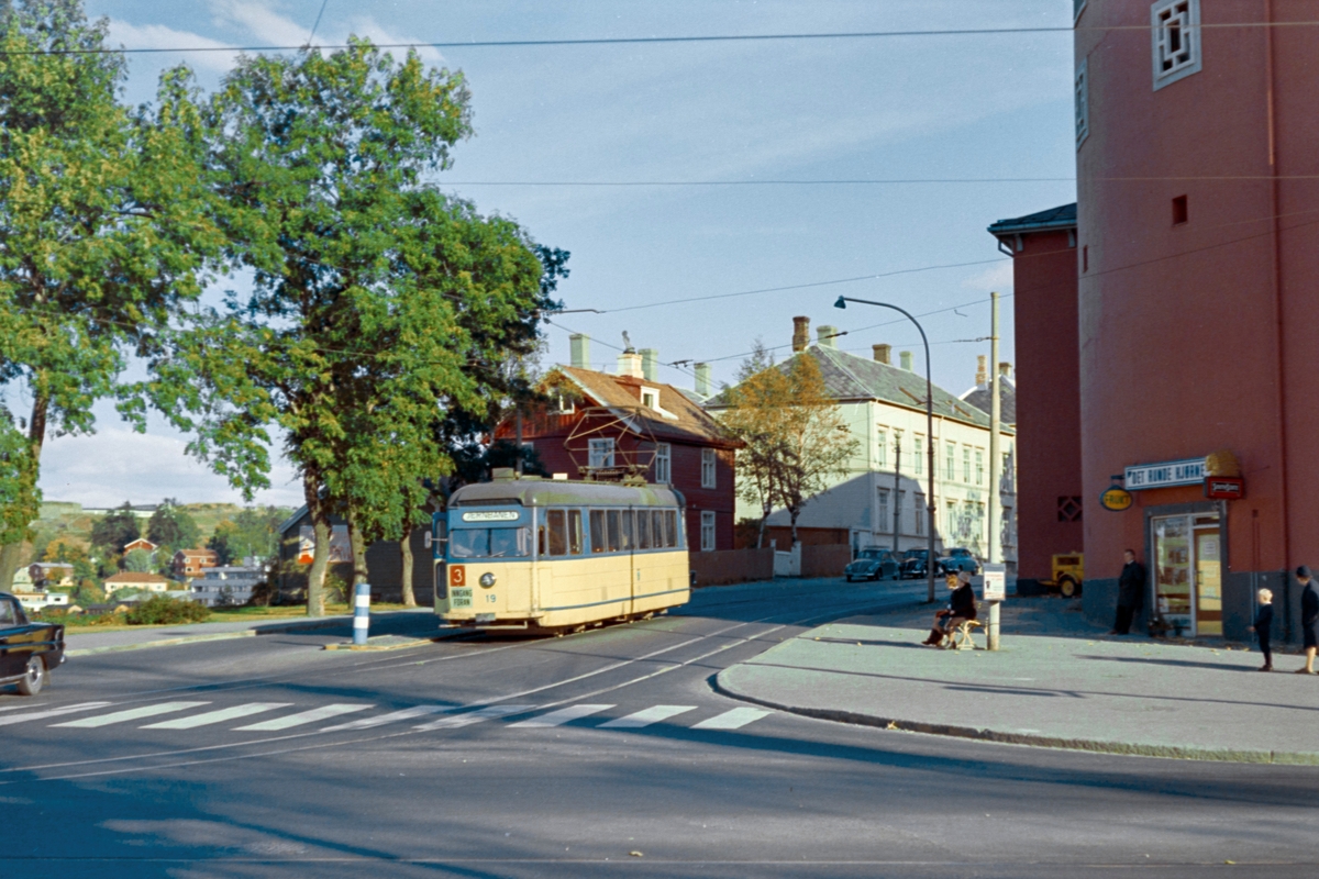 Trikk på linje 3 til Jernbanestasjonen, her ved Studentersamfunnet  Trondheim. Trondheim Sporvei vogn 19.