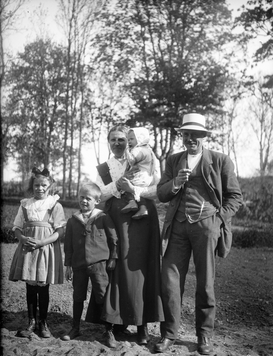 Frida och Erik Melberg med barn, Uppland 1919