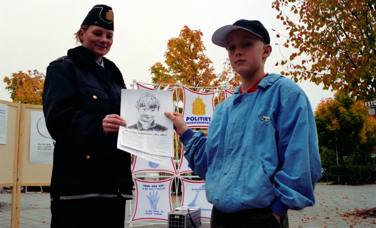 Portrett av politistudent Bodil Svaldal og Julian Christoffer.
Politiaksjon mot vold. "90-tallenes voldsutøver eller offer?"