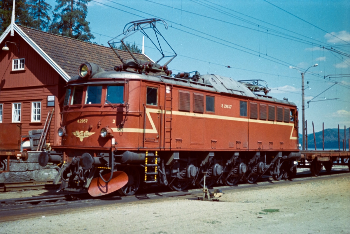 Elektrisk lokomotiv type El 8 nr. 2057 på Tinnoset stasjon.