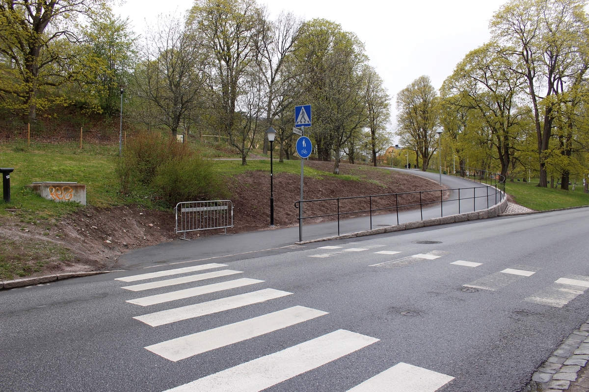 Arkeologisk schaktningsövervakning och antikvarisk medverkan, den östra nedfarten från Slottsbacken, Uppsala 2015-2017