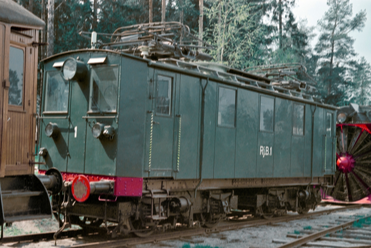 Rjukanbanens lokomotiv nr. 1, senere NSB El 7 2501 i parken på Norsk Jernbanemuseum på Hamar.