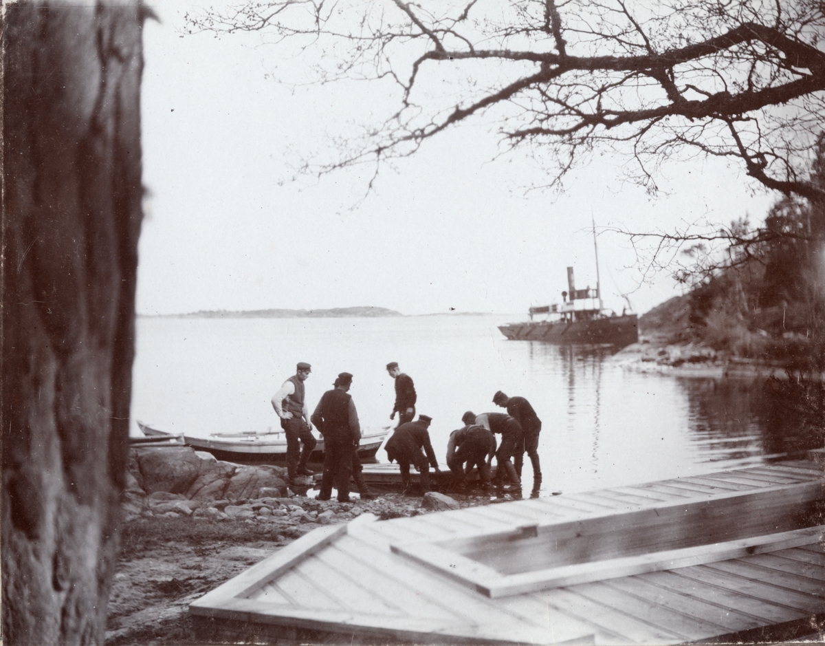 Vid Ornö. Ångbåten "Norden" i bakgrunden. Ur album: Kabelexpedition Gotland - Dalarö 1898.