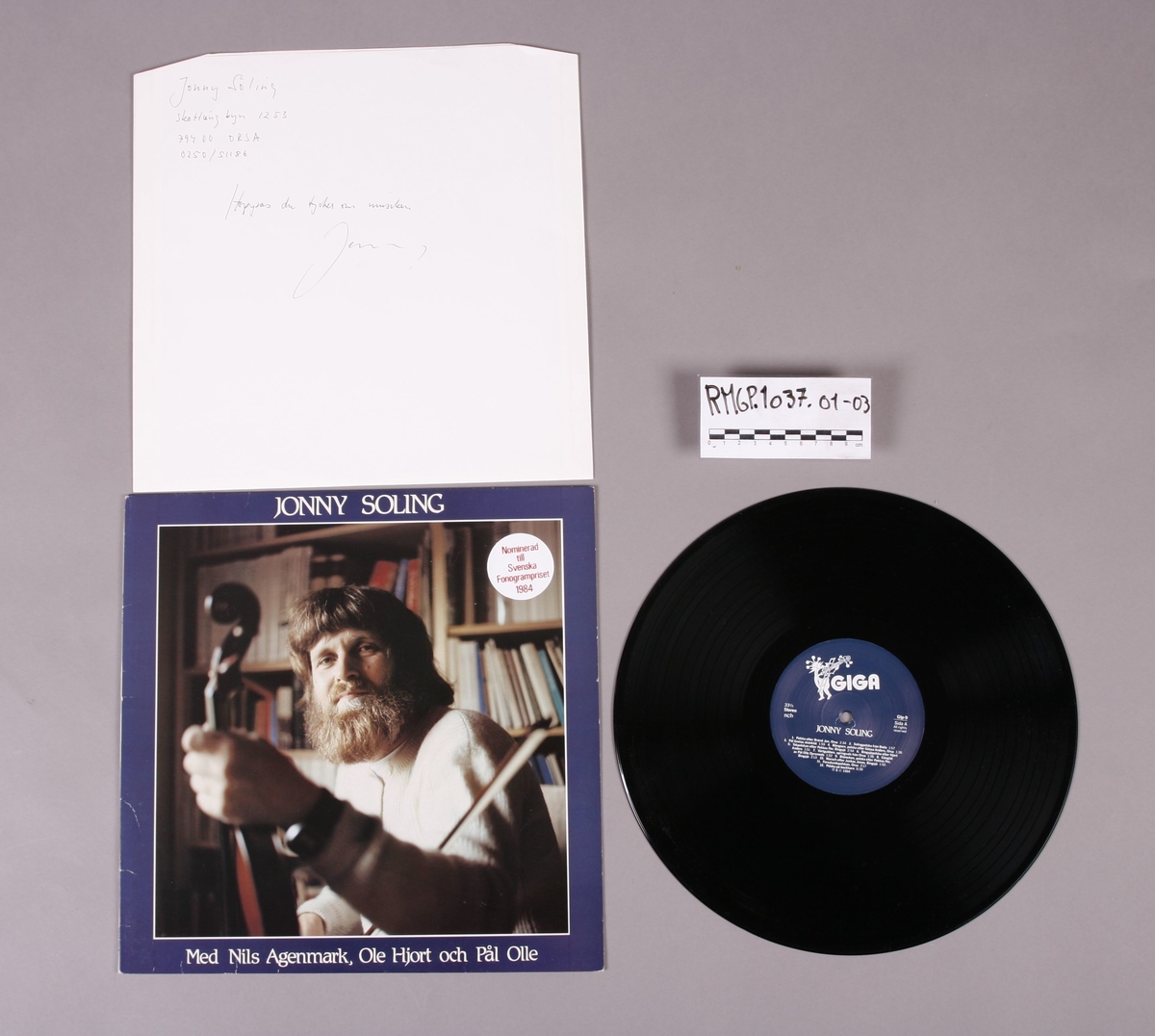 Grammofonplate i svart vinyl og plateomslag i papp. Plata ligger i en papirlomme som er signert med hilsen fra Jonny Soling (se bilde).