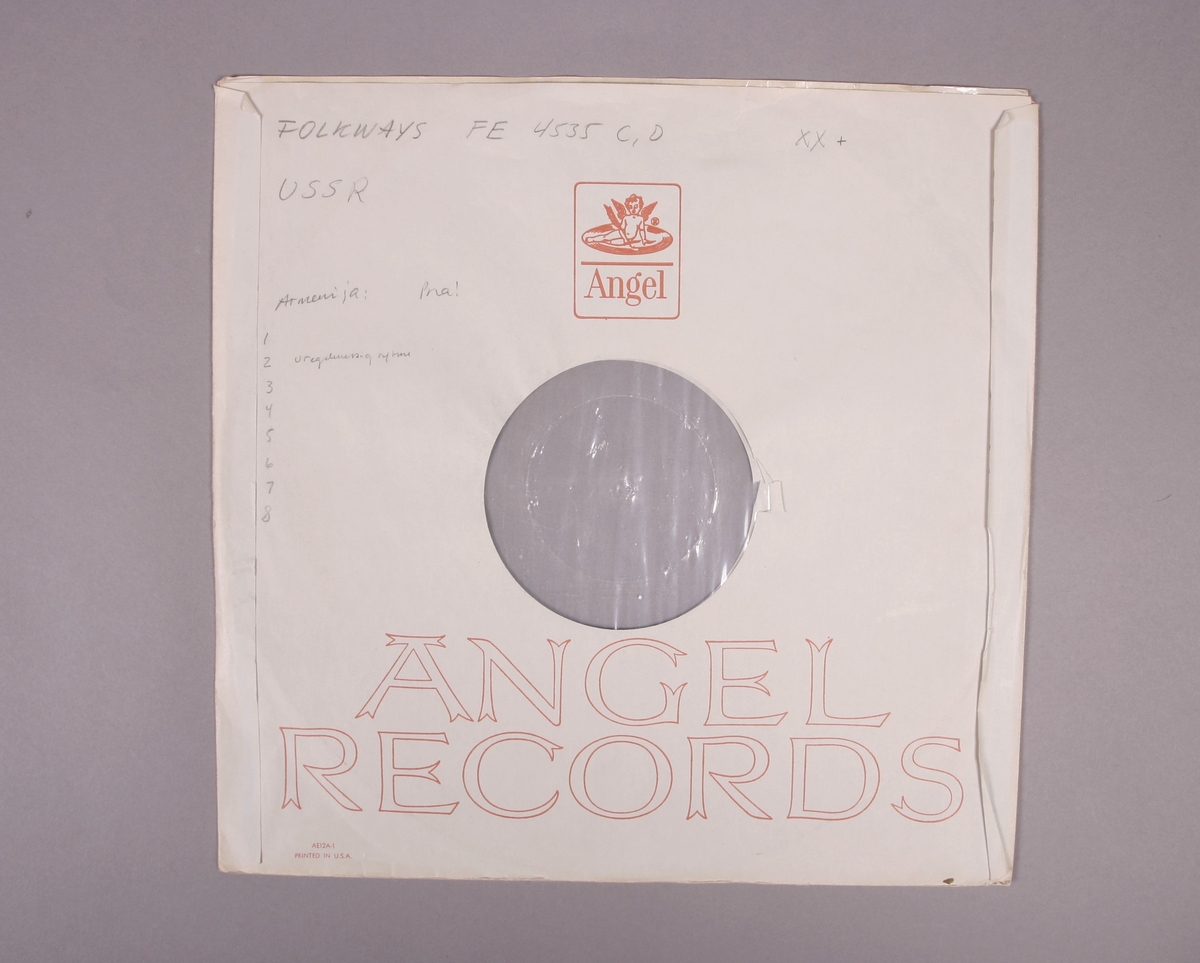 Grammofonplate i svart vinyl. Plata ligger i en uoriginal papirlomme med plastfôr stemplet "Angel Records". Ligger også vedlagt et sitftet hefte med beskrivelser av musikk, samt inneholder håndskrevne notater (se bilder).