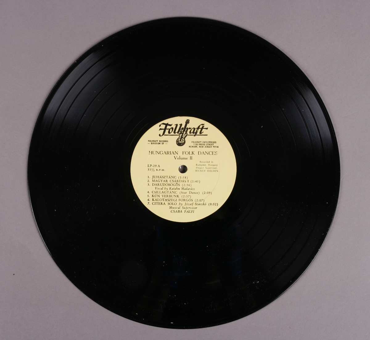 Grammofonplate i svart vinyl med plateomslag av papp. Platen ligger i en papirlomme. Ligger også ved et stiftet hefte (se bilde).