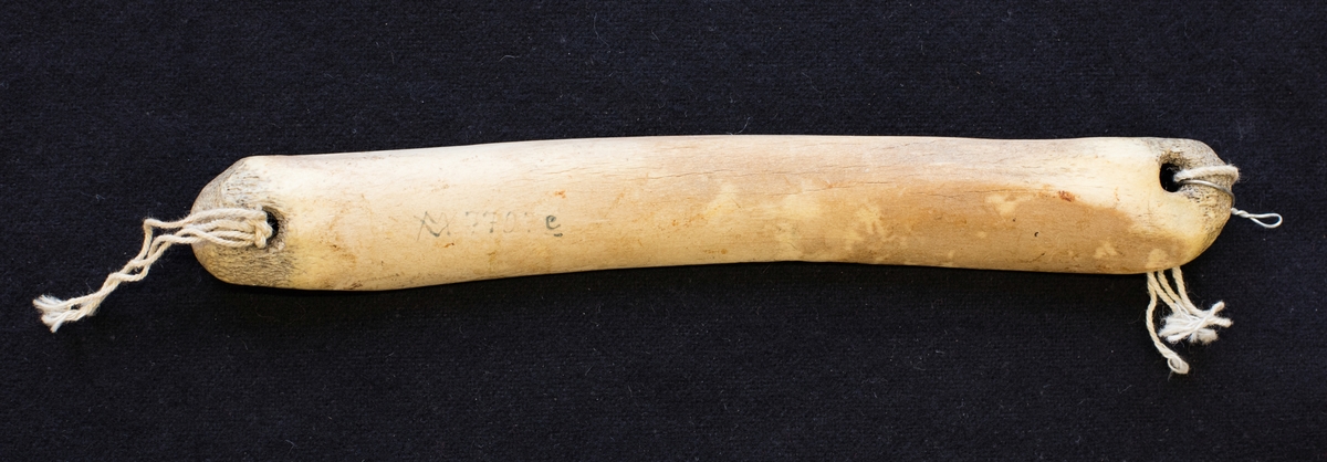 Ett av fyra nätsänken av ben från Bön, Bolstads socken, Dalsland.

Sänket består av en del av ett ben. Varje sänke har ett genomgående hål i vardera ända.