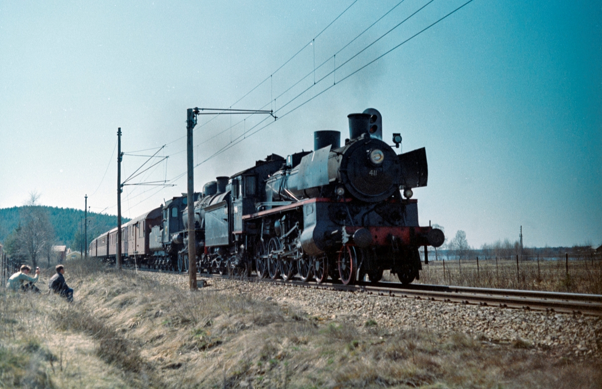 Svenska Järnvägsklubbens veterantog til Norge ved Haga stasjon. Toget trekkes av Statens Järnvagars damplokomotiv type B nr. 1314 og NSBs damplokomotiv type 26c nr. 411 .