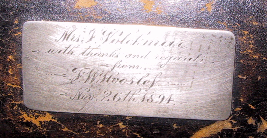 Fiolinkasse (a), folin (b) og bue (c). Kassen er i lær. Åpning i begge ender. Hemmelig rom i toppen. Preget dekor i læret. Kassa har lås. Fiolinen er god, kassen er slitt