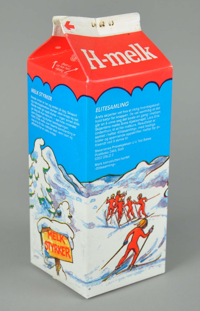 Melkekartong av papp. Melkekartongen har dekorative tegninger med motiv av hytte i vinterlandskap og mennesker på ski. Har en stående rektangulær form.