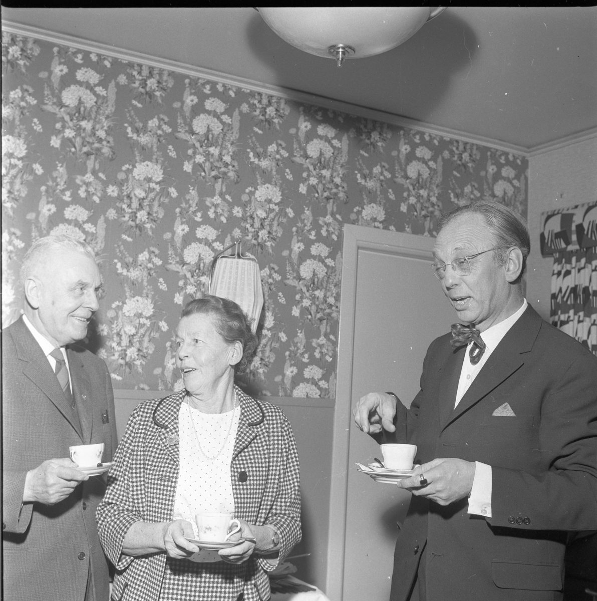John Ingesson, Karin Simonsson och Yngve Hamrin, redaktör vid Jönköpings-posten, alla med kaffekopp i handen.