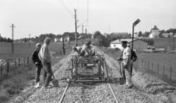 Sporjustering med manuell løftemaskin utenfor Spydeberg stas
