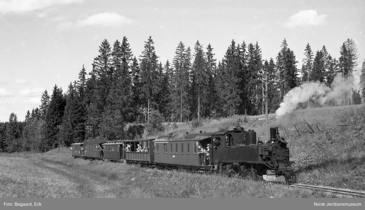 Damplokomotivet 99 1594 fra Deutsche Reichbahn med persontog på Urskog-Hølandsbanen