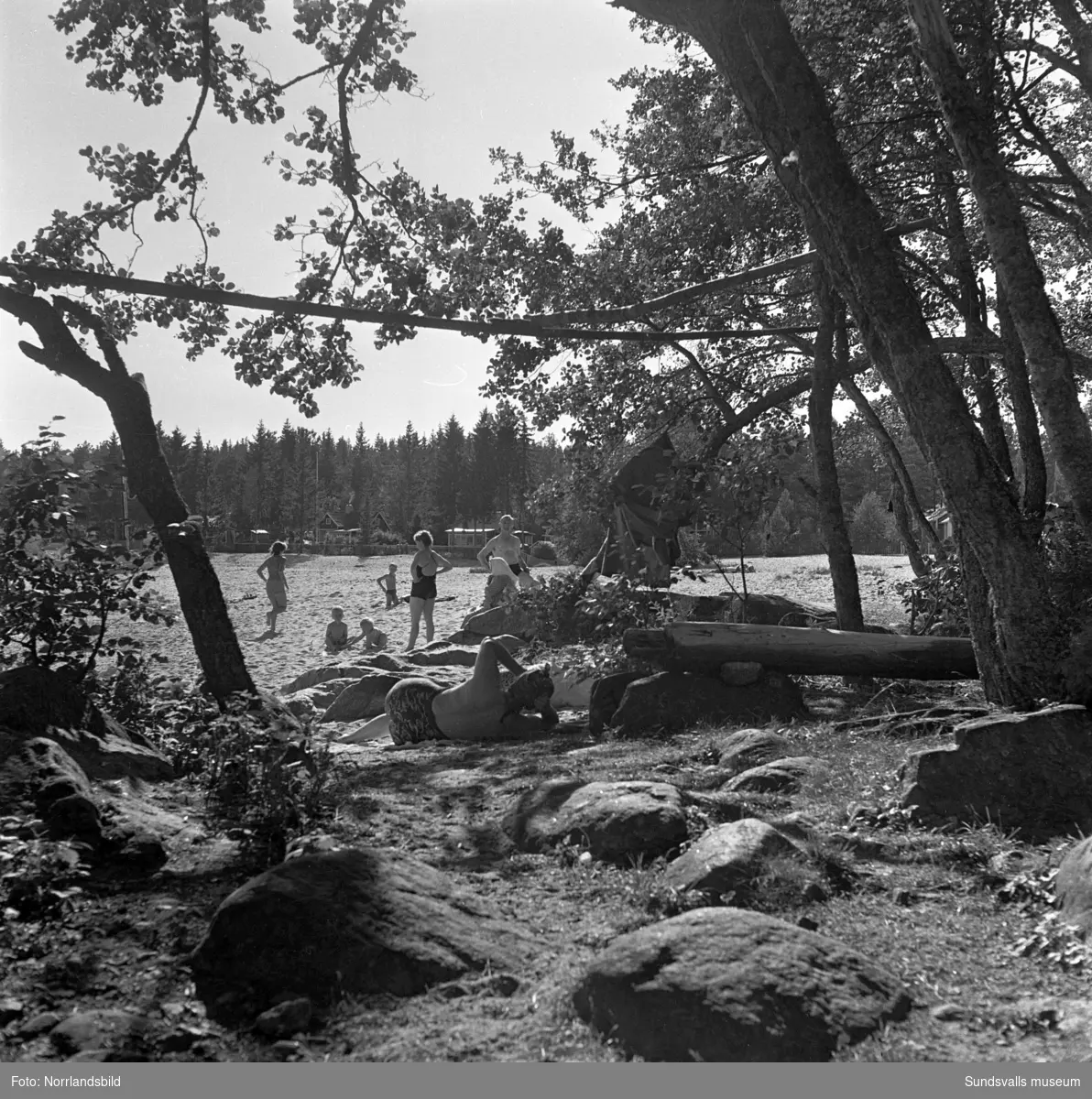 Stugliv och strandliv vid Tranvikens havsbad. Fotograferat för Sundsvallsbolagen (senare SCA).