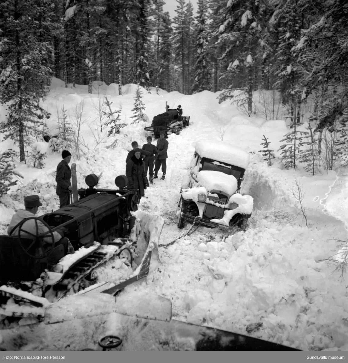 Flyttning av ett skogshuggarläger med lastbilar. Okänd ort ...