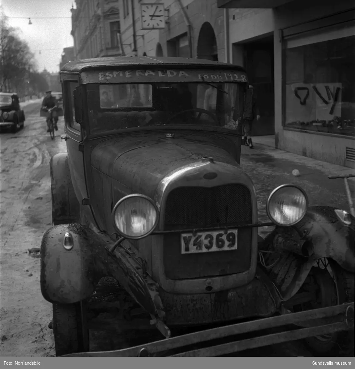 Forden Esmeralda från 1928 parkerad utanför kafé Cecil på Köpmangatan.