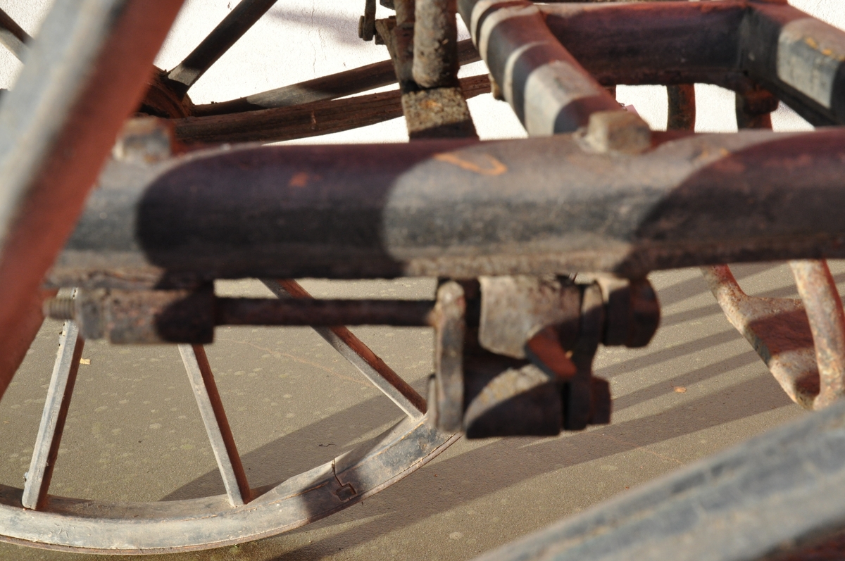 2-hjuls vogn for én hest til persontransport. Sete utført som rammeverk med fyllinger hvilende på jernbeslag.