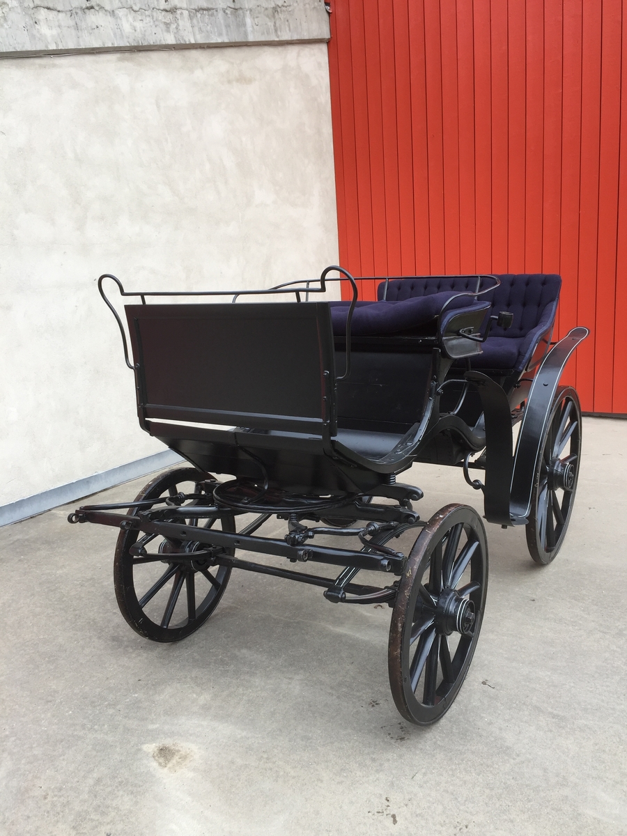 4-hjuls vogn for én og to hester til persontransport. To seter.