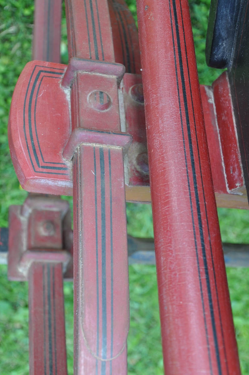 2-hjuls vogn for én hest til persontransport. To tverrstilte passasjerseter.