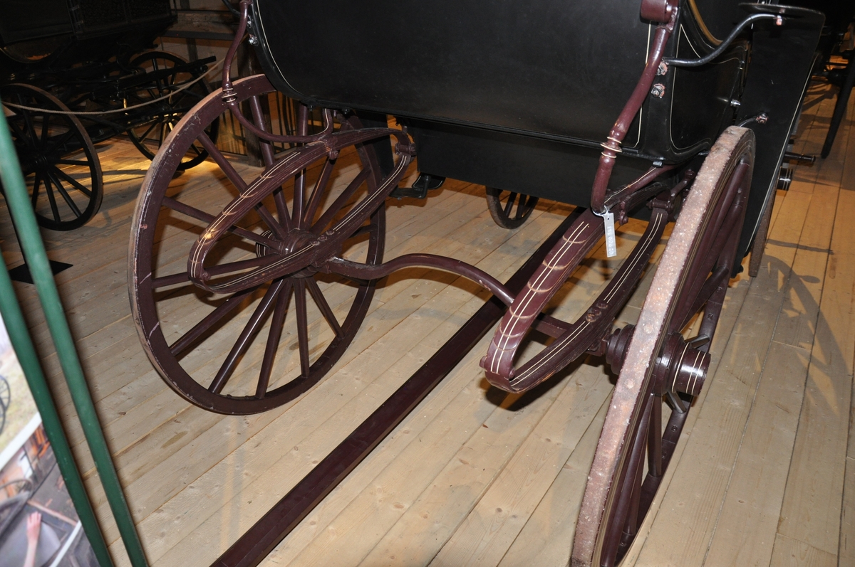 4-hjuls hestevogn av innelukket type. Betegnet som en wienervogn. Overdelen av det innelukkede rommet har vært mulig å ta av i penvær.