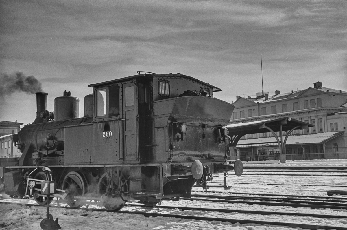 Damplokomotiv type 25a nr. 260 i skiftetjeneste på Trondheim stasjon.