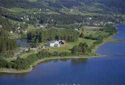 Øyer, Tretten sentrum. Båtstø Camping midt på bildet, stor, 