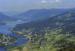 Øyer, Tretten, oversiktbilde sentrum og stasjon. Losna sees 