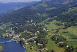 Øyer, Tretten sentrum. (Se også SS-WØ-157228) Lågen med Tret