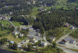 Øyer, Tretten sentrum. Gamle E6 gårfra høyre til øvre venstr