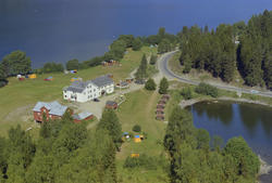 Øyer, Tretten sentrum. Båtstø Camping, Stor, hvit, toetasjes