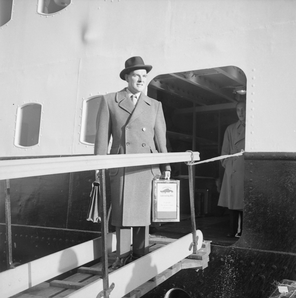 Reklamebilder fra Hurtigruta og fra Turistgaragen bensinstasjon