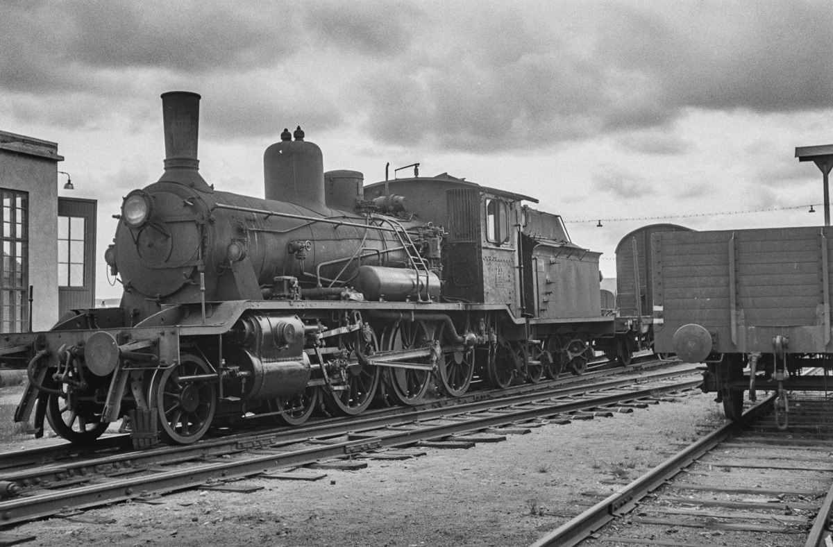 Damplokomotiv type 18c nr. 233 på Røros stasjon.