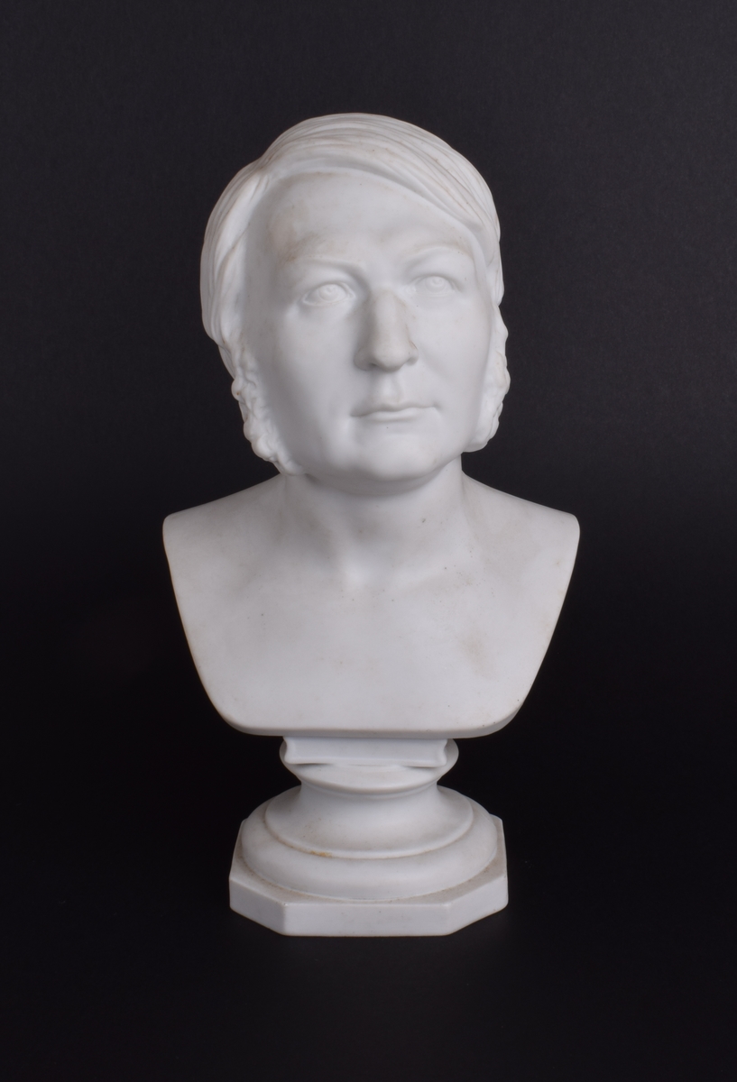 Byste av Henrik Wergeland på 8-kantet sokkel.