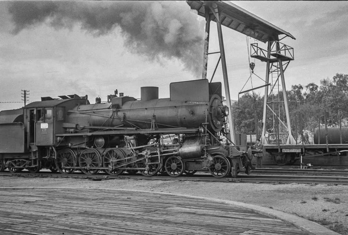 Damplokomotiv type 26a nr. 216 på Røros stasjon.