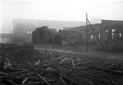 Ødeleggelser etter bombingen av Herøya 1943.