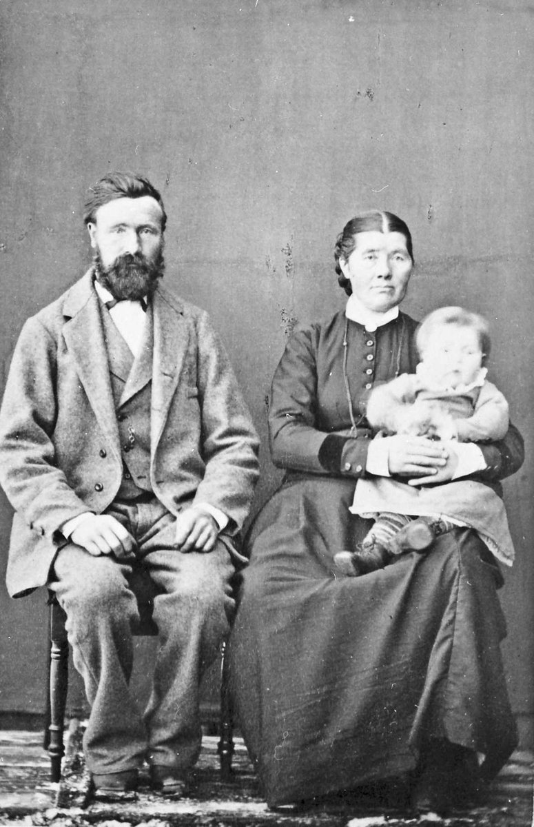 Familiebilde. Bersvend og Sigrid Telneset. Begge født 1841. 