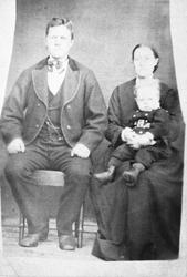 Familiebilde. John og Ingeborg Slåen med barn