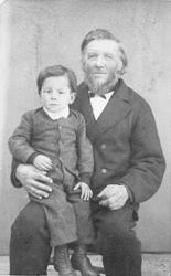 Bestefar med barmebanr på fanget. Ola K. Ryen og Ola Ryen