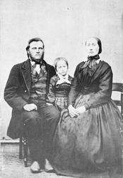 Familiebilde. Ole og Olava Frisvoll med barn