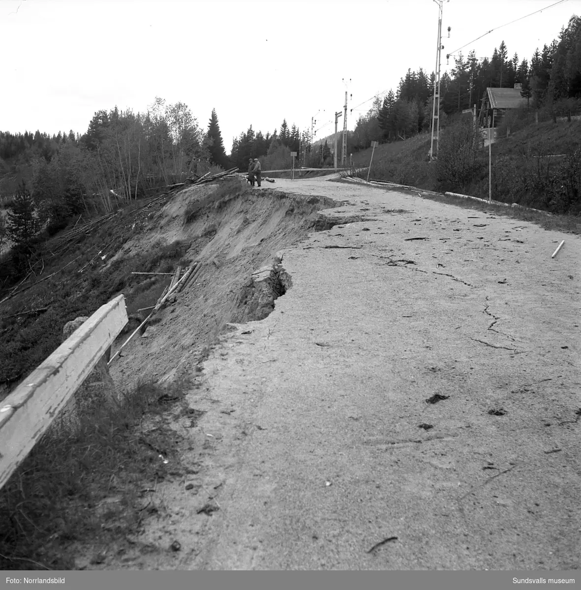 Jordmassor rasar ner i Ljungan vid Hällsjö, öster om Nedansjö, på grund av dämningar vid bygget av Skallböle kraftverk.
