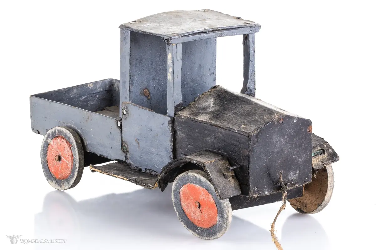 En liten leke- lastebil i tre.