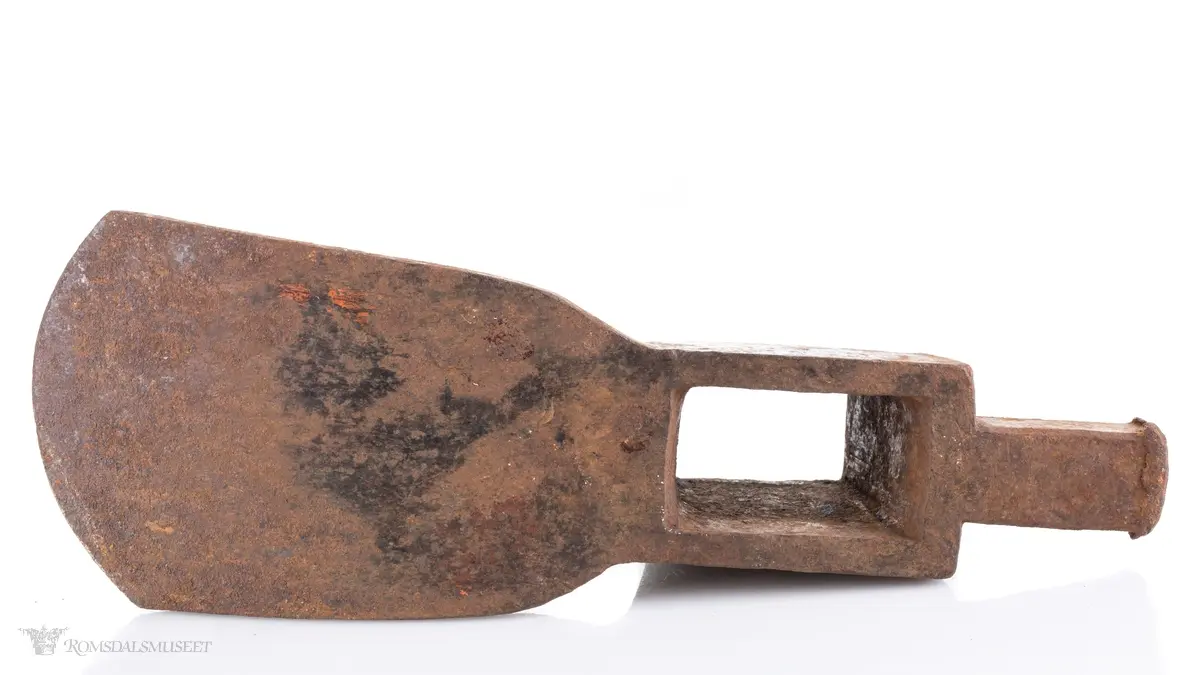 Øksehode med eggen på tvers i forhold til skaftefestet. Avrundet egg. Hammer med firkantet snitt i bakkant av hodet. En tverrøks brukes til å hugge stokker og planker for å jevne ut flater, forme bjelker og takrygger samt ved snekring og båtbygging.