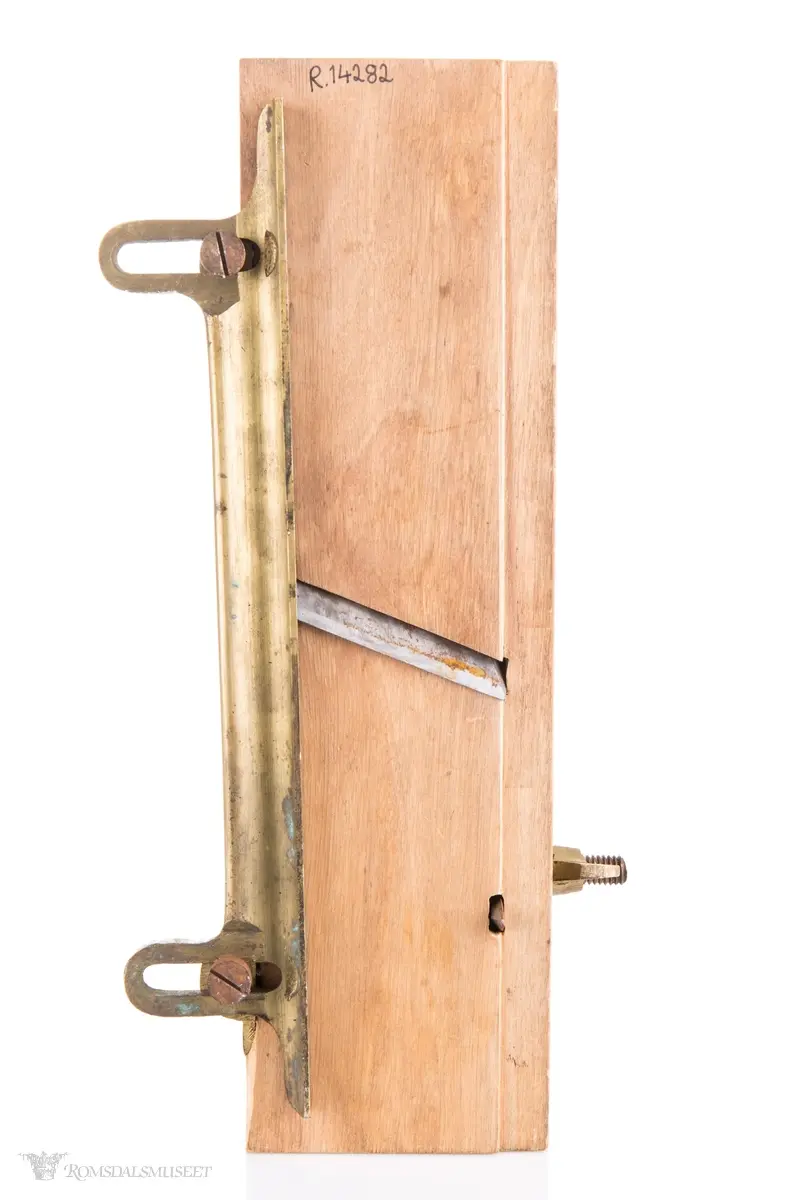 Samme utformingen som en regulerbar falshøvel, men mangler anlegg for å markere høyde. Messinanglegg for regulering av bredde. Rektangulær høvelstokk med skråstilt sponhus, jern og kile. Kjeften står skrått på sålen. Foran Høveljernet er det festet et stillbart rissejern eller forskjær for å få en rett falskant.