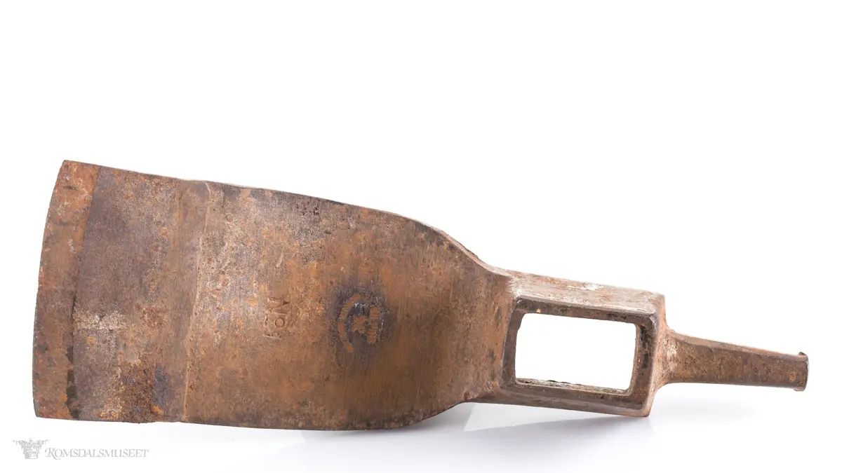 Øksehode med eggen på tvers i forhold til skaftefestet. Rett egg som ser ut til å ha blitt smidd på av bruker. Hammer med firkantet snitt i bakkant av hodet som smalner av mot enden. En tverrøks brukes til å hugge stokker og planker for å jevne ut flater, forme bjelker og takrygger samt ved snekring og båtbygging.