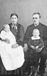 Familiebilde. Tollef og Anna Streitlien med barn
