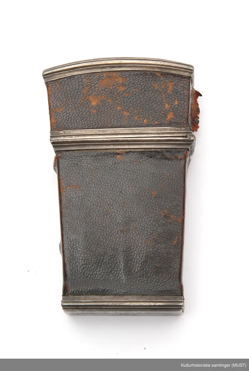 Fruktkurv, blomster og bladmotiver.