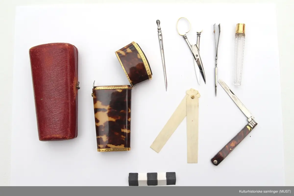 Gullbesetning med smale sisselerte border