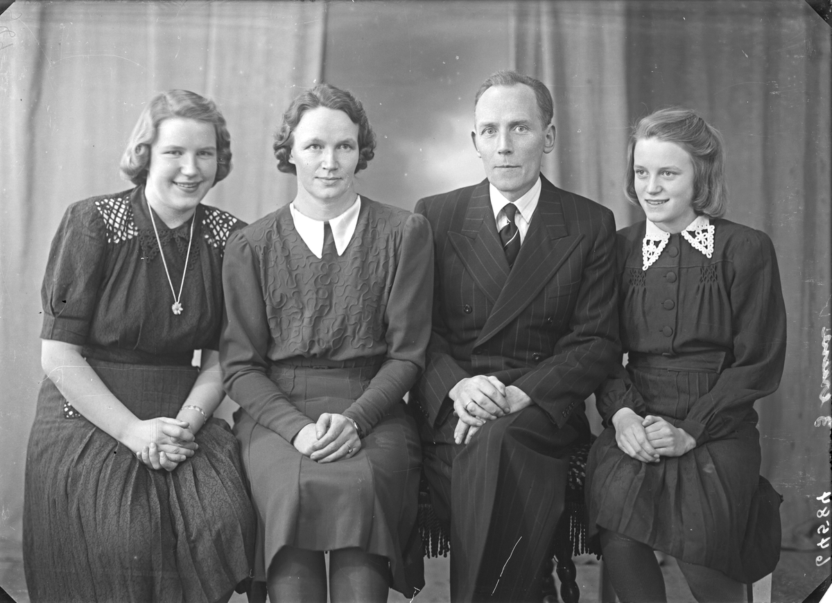 Portrett. Gruppebilde. Familiegruppe på fire. Kvinne, mann og to piker.  Bestilt av Ole Dale Breidablikgt. 85.